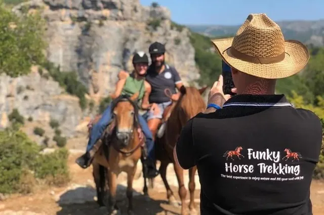 Paseo a caballo por el Parque Nacional del Vjosa, en Përmet