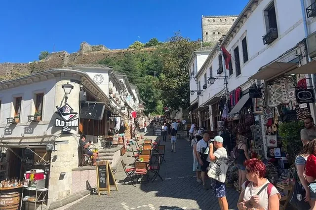 Excursión de un día al Ojo Azul, el monasterio, Gjirokastër y el castillo de Lëkurësi