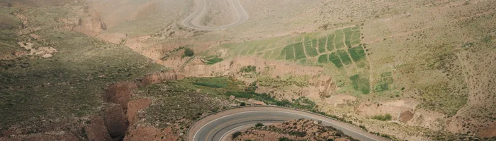 Camino de montaña en curvas visto desde el aire